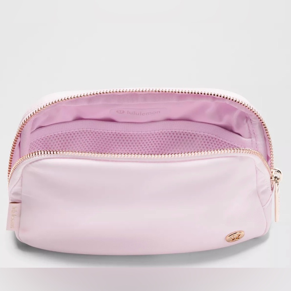 🆕 LULULEMON Everywhere Belt Bag 1L L Monogram Metallic NWT Blissful Pink/Gold - Picture 5 of 6